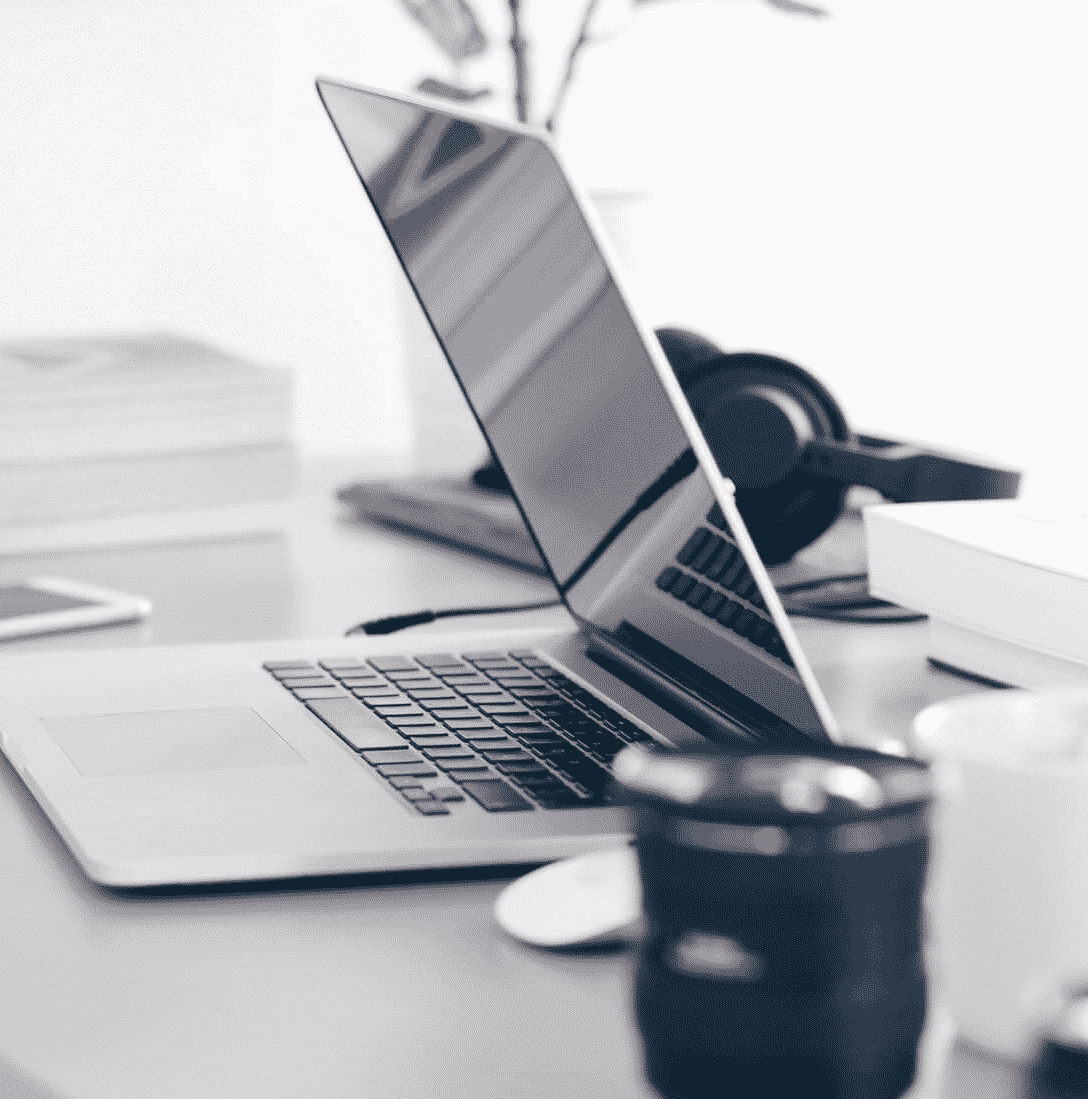 Aufgeklappter Laptop auf Tisch